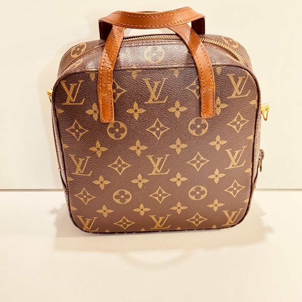 Louis Vuitton monogram hand bag can be attached a strap on it to be shoulder bag